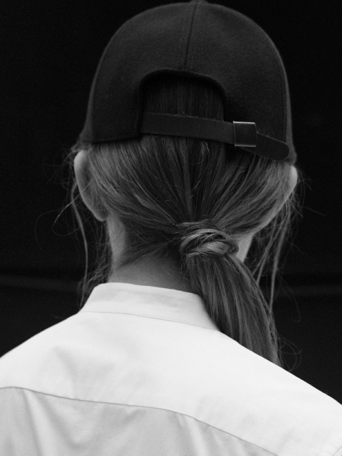 Casquette monochrome + queue de cheval basse chic = le bon mix