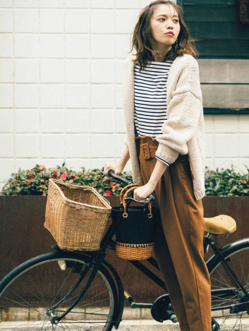 Marinire + pantalon carrot caramel + gilet vanille = le bon mix