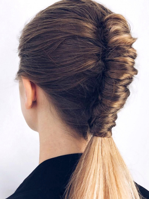 Oui au mix chignon banane/queue de cheval !