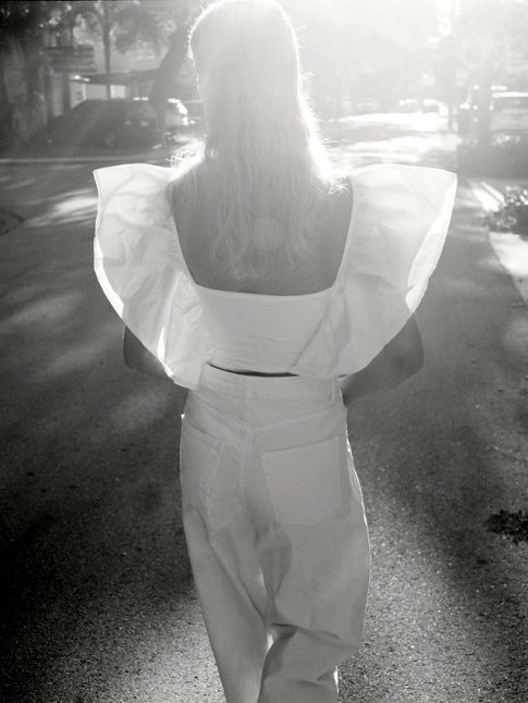 Le total look blanc autorise-t-il les volumes insolites ? Vous avez 3 heures !