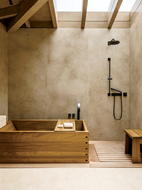 Mlant pure et bois chaleureux, cette salle de bain a tout bon !