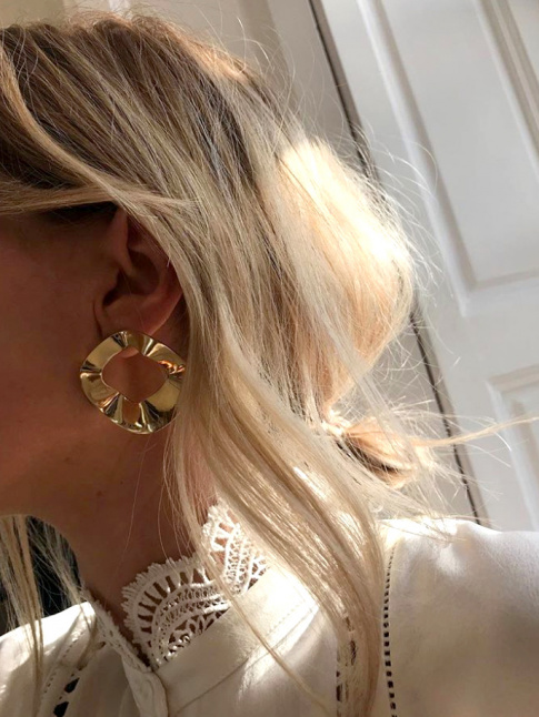 Boucles d'oreilles dores + col en dentelle + coiffure coiffe/dcoiffe = le bon mix