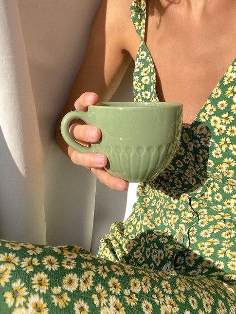 Petit plaisir furtif : siroter une grande tasse de th dans la lumire du matin...