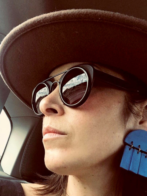 Chapeau tabac + boucles d'oreilles bleu crulen = le bon mix