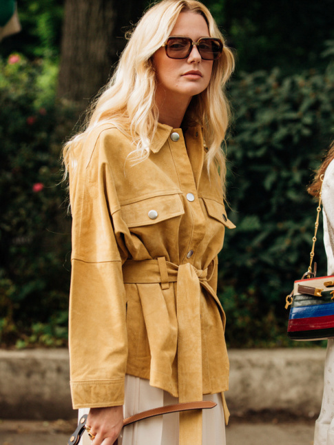 La chemise en daim semble vouloir faire de l'ombre  sa consoeur en denim