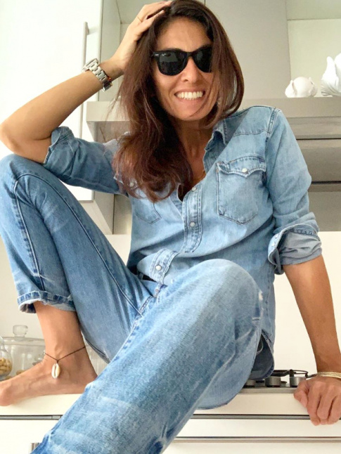 Total look jean + maxi sourire + bijoux discrets = le bon mix