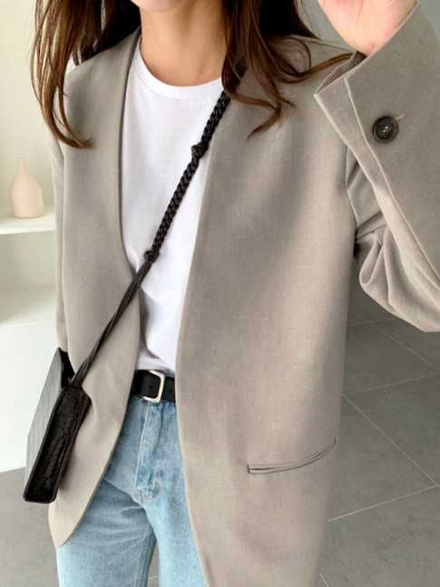 Oui au trio blazer pur/tee-shirt blanc/petit sac en cuir textur !