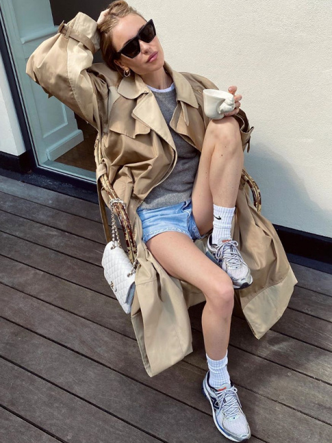 Pour ou contre le mix trench/short en jean ?