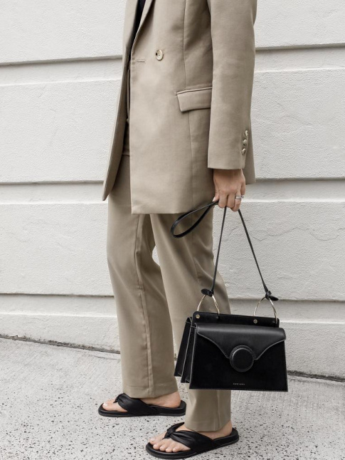 Pour ou contre le mix costume/tongs ?