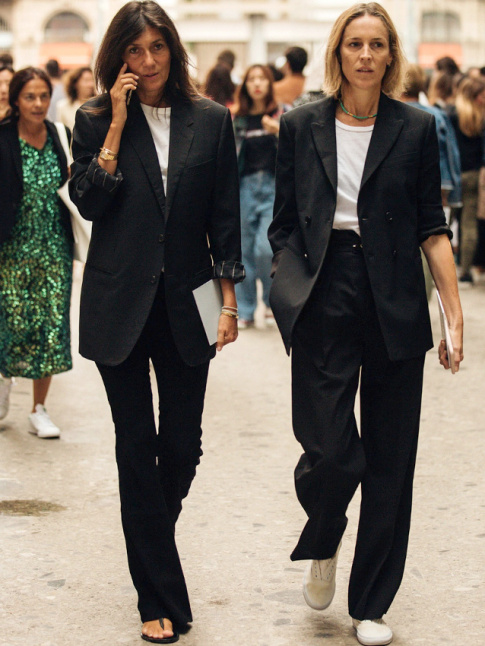Blazer noir + tee-shirt blanc = le bon mix