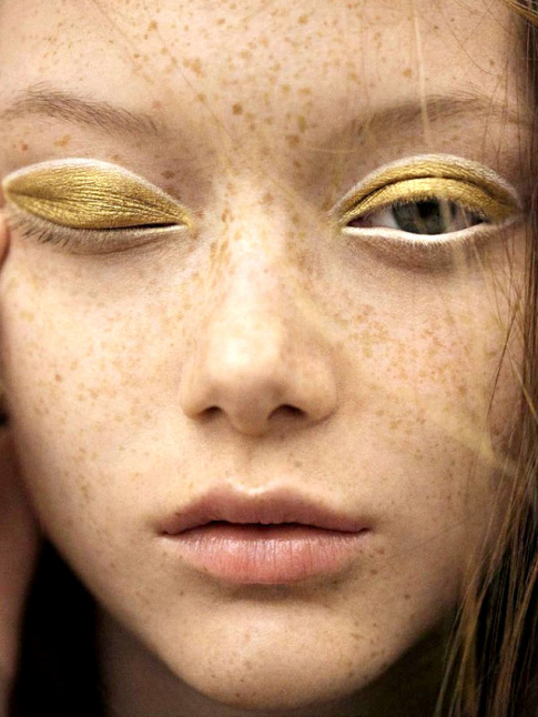 Insolite et mystrieux, ce make-up ne manque pas de charme !