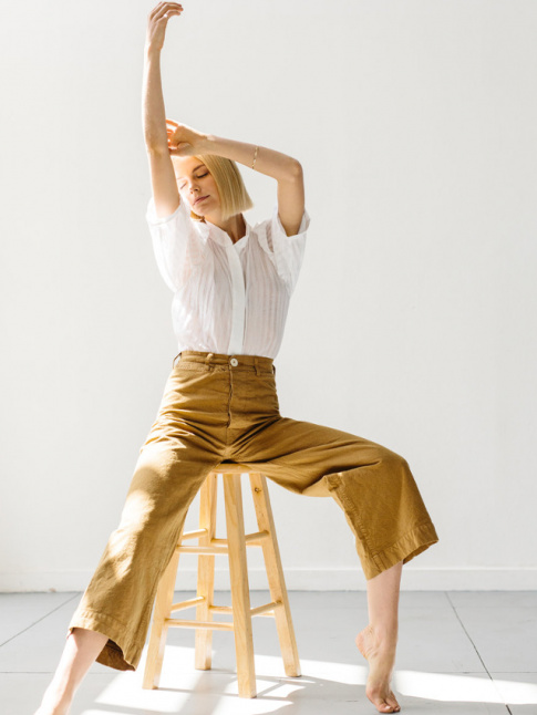 Rien de tel qu'une chemisette blanche lgrement transparente pour twister un pantalon casual !