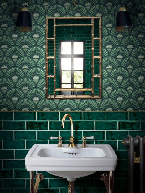 Oui aux mix and match monochromes de carreaux et de tapisserie !