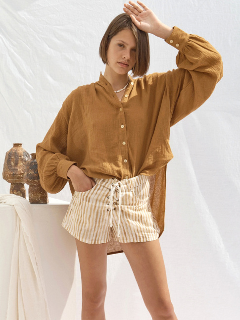 Short ray + maxi chemise = le bon mix