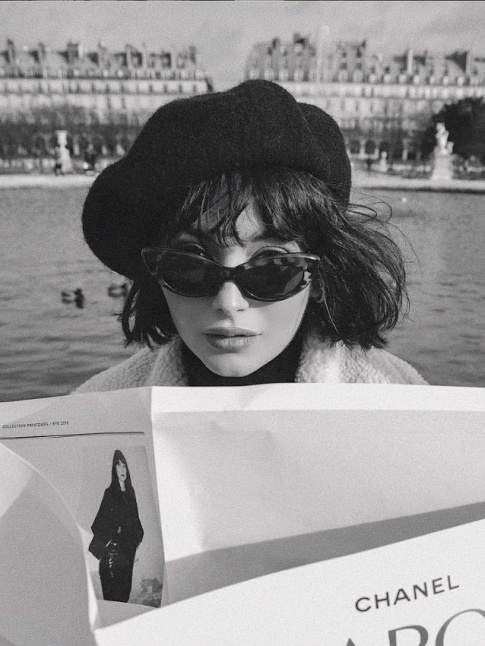Lunettes cat-eye + bret + frange = le bon mix