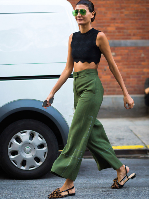 Trait sobrement, le top cropped gagne en chic !