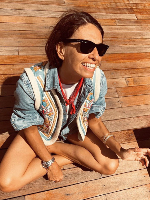 Chemise en jean + gilet sans manches brod + tee-shirt blanc + wayfarers = le bon mix