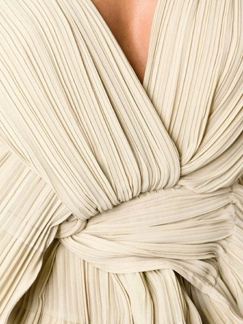 Rien de tel qu'un pliss japonisant pour rehausser un monochrome grge !