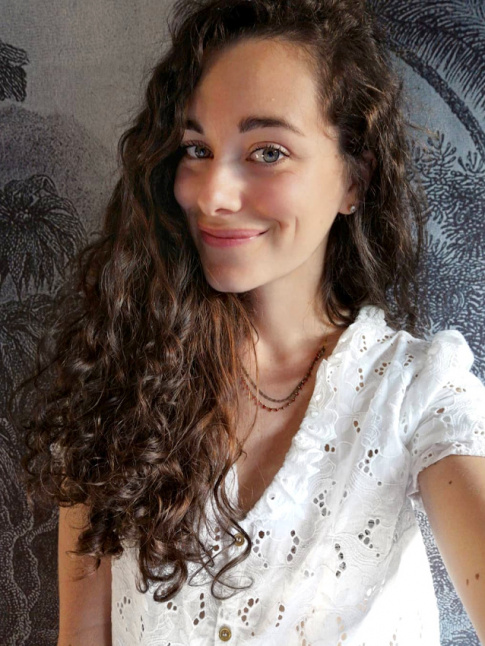 Boucles sublimes + sourire lumineux + top en broderie anglaise = le bon mix