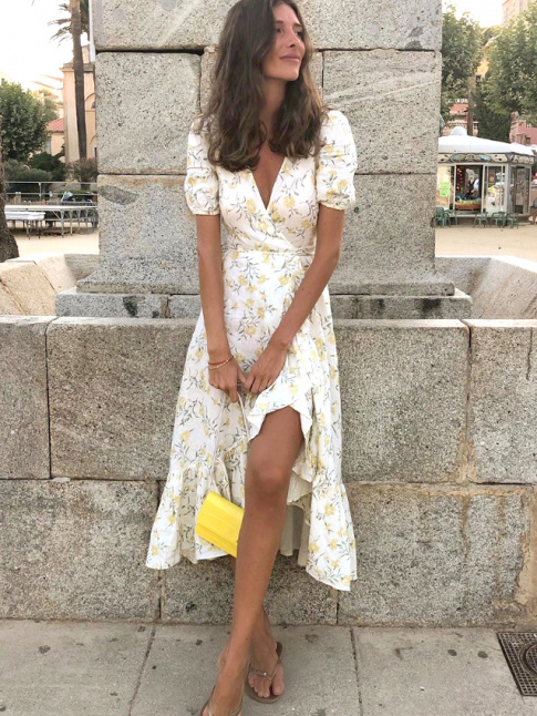 Rien de tel qu'un petit sac vitamin pour twister une robe romantique !
