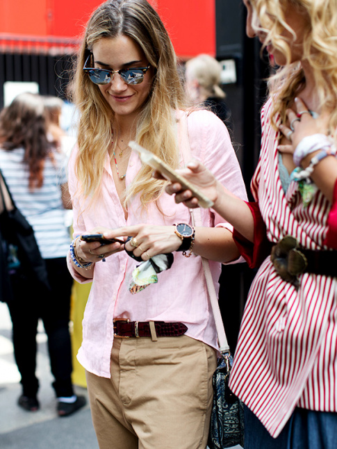 Oui au rose port en mode casual boyish !