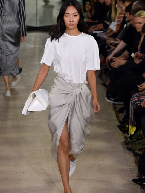 Tee-shirt blanc + jupe paro satine + baskets blanches = le bon mix