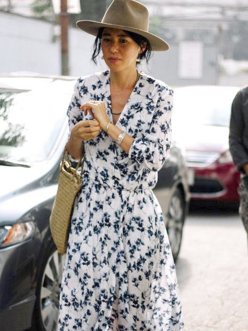 Mlant chapeau boyish et robe portefeuille  l'imprim mlancolique, ce look a tout bon !