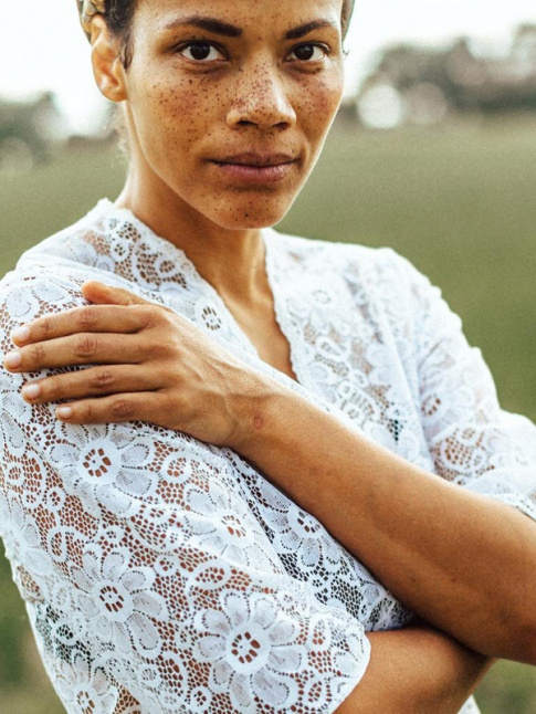 La beaut  la fois douce et dtermine de cette jeune femme se rvle des plus inspirantes