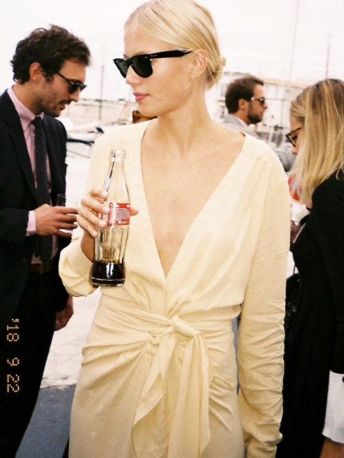 Mlant glamour sobre et wayfarers noires, ce look a tout bon !