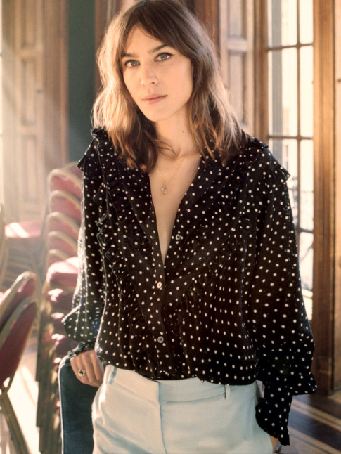 Ample blouse volante  pois blancs sur fond noir + pantalon blanc = le bon mix