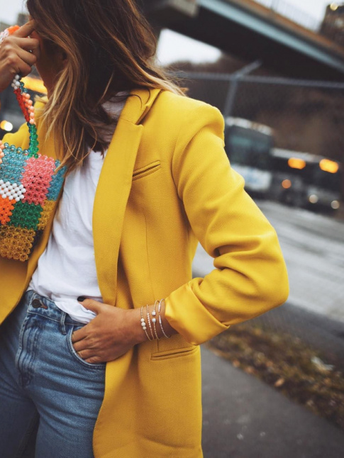 Rien de tel qu'un blazer color pour booster le duo jean/tee-shirt blanc !