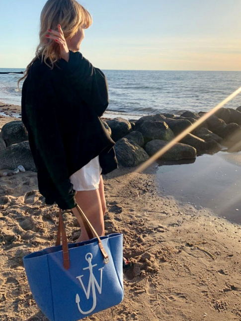 Pull ample + petit short lger + bord de mer = le bon mix