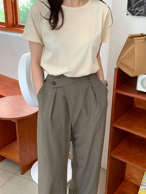 Wanted : un pantalon  pinces  la patte de boutonnage dcale !