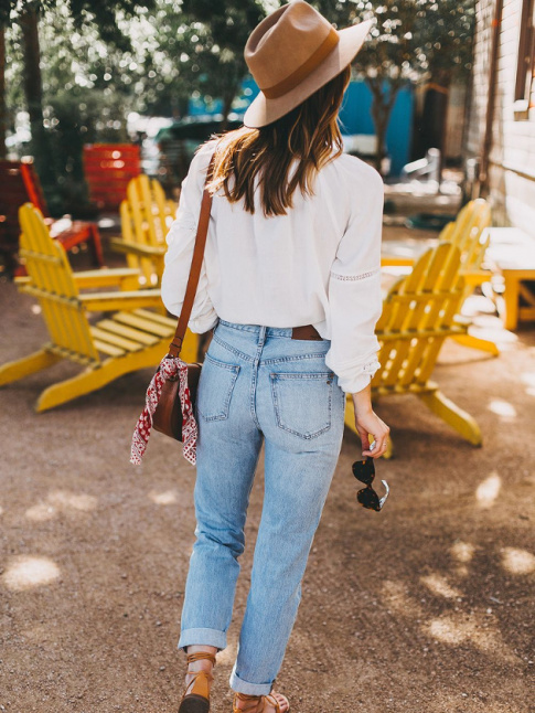 Blouse blanche + jean droit dlav roulott sur la cheville + sandales caramel = le bon mix