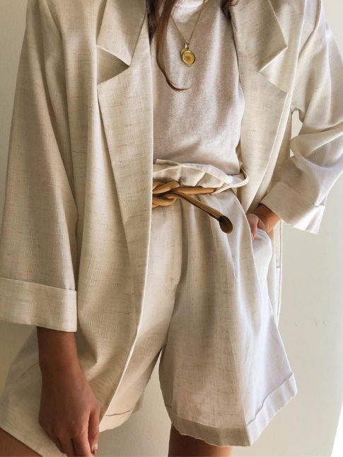 Rien de tel que plusieurs dtails bien choisis pour structurer un look oversize !
