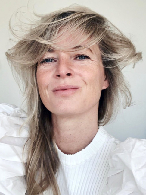 Tous les moyens sont bons pour gommer le premier degr d'une blouse romantique... Ici : une coiffure dsinvolte !