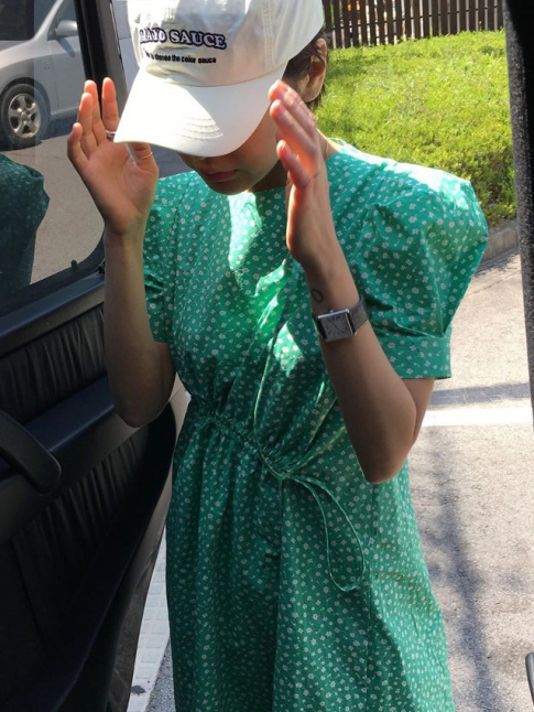 Casquette + robe no girly = le bon mix