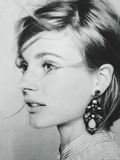 Chemise raye + boucles d'oreilles sophistiques = le bon mix