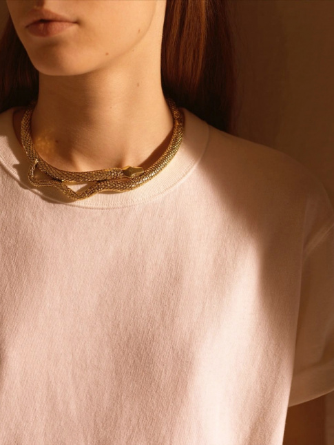 Le tee-shirt col rond : le meilleur ami des bijoux de caractre !