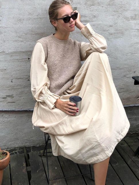 Rien de tel qu'un petit pull sans manches pour rchauffer une robe estivale quand la mto se fait capricieuse...