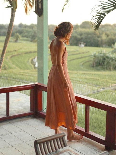 Mlant teinte douce, dos nu et tissu fluide, cette robe a tout bon !
