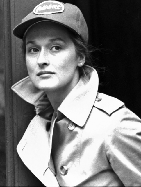 Trench + casquette sportswear = le bon mix