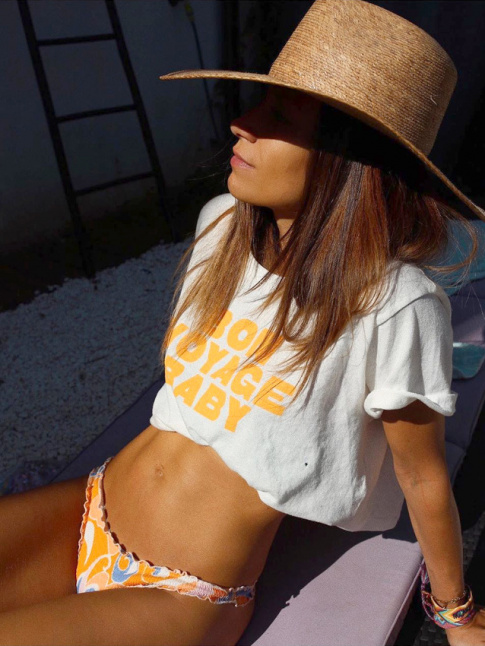 Mini bikini imprim + tee-shirt court lgrement trop grand = le bon mix
