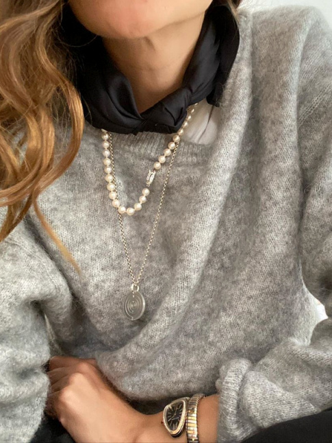 Rien de tel qu'un pull tout doux et un rien trop grand pour patiner le style BCBG de certains accessoires !