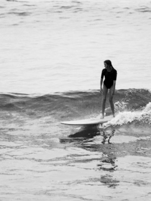 Maillot une pice  petites manches + surf + vague matrisable = le bon mix