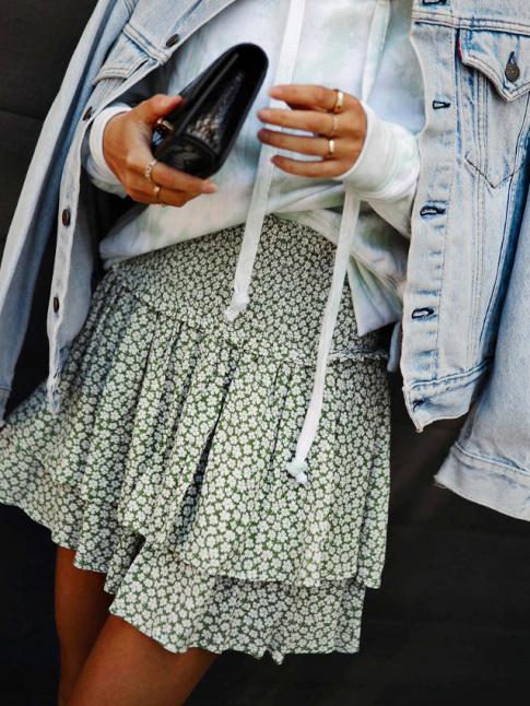 Rien de tel que le duo sweat/veste en jean XL pour twister une petite jupe fleurie !