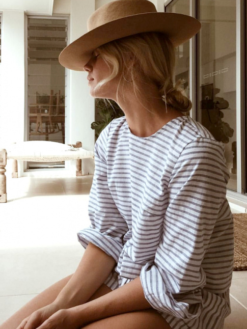 Marinire + chapeau camel + chignon bas = le bon mix