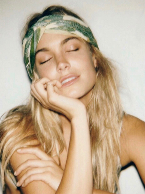 Bandeau turban vert + longs cheveux blonds = le bon mix