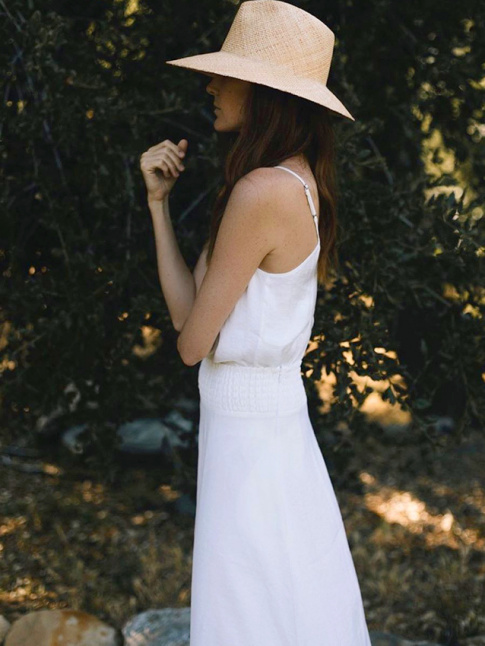 Fine robe blanche + chapeau de paille non premier degr = le bon mix