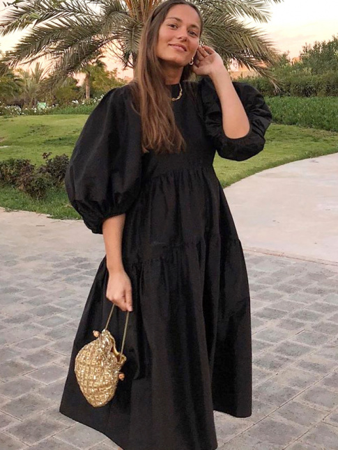 Rien de tel qu'un petit sac raffin pour twister une robe noire oversize !